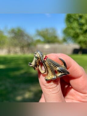 Vintage Aged Gold Tone Etched Hound Dog Brooch Taiwan GUC